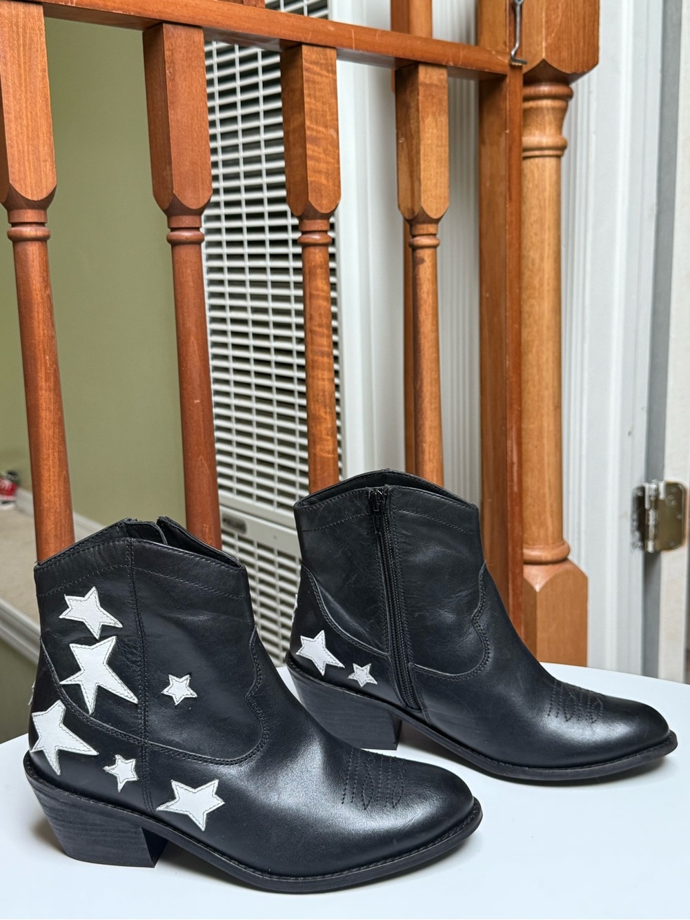 Seychelles Black Leather Ankle Boots with White Star Appliqués size 6 H50N6